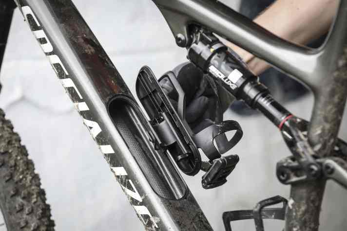 Despite the low frame weight, Specialized has given the new Epic a top-quality frame storage compartment. The CO2 cartridge can be stowed under the cover. A mini tool sits under the bottle cage.