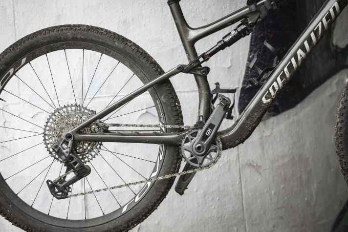 The electronic Sram GX Eagle AXS transmission on the Specialized Epic 8 Expert takes care of the gear changes.