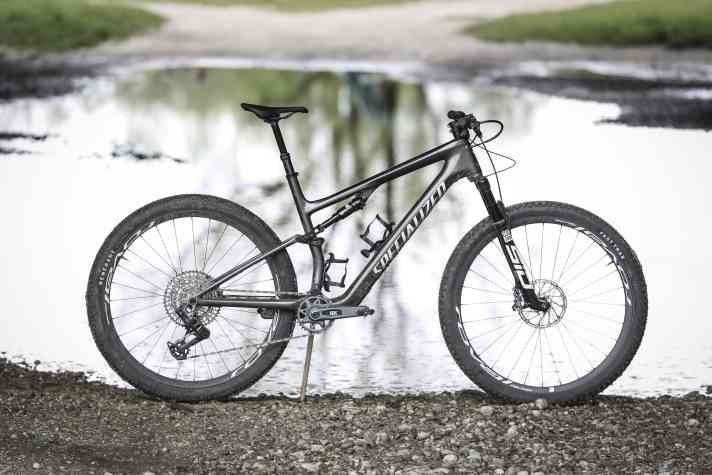 Immer nah am Wasser: Im Dauertest hatte das Specialized Epic oft Pech mit dem Wetter.