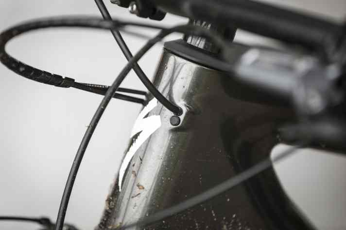 Classic internally routed cables ensure that the Specialized Epic is easy to service. We changed the brakes several times during the endurance test. This was quick and stress-free.