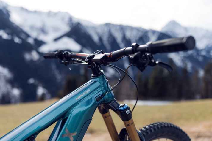 The cables and lines run classically inside the aluminium frame.