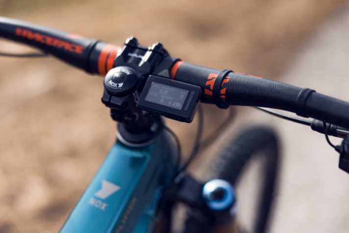 Typisch Shimano: Das Display sitzt gut geschützt und prima ablesbar hinter dem Lenker.