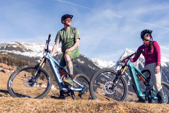 All three models are available in the colours river (left) or petrol (right).