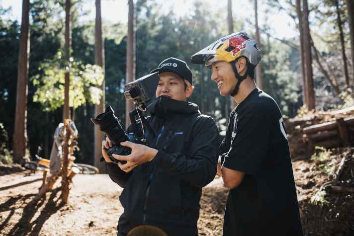 Nishikubo works closely with cameramen, photographers and assistants who are not only responsible for the technical realisation of the shots, but are also available as consultants and security personnel.