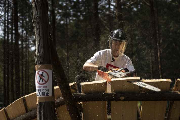 Hammering, sawing, tapping: Tomomi at work.