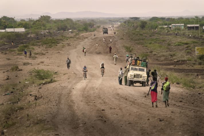 As here in Kenya, the participants in the Tour d'Afrique, which is over 9000 kilometres long, have to be prepared for many unpaved roads.