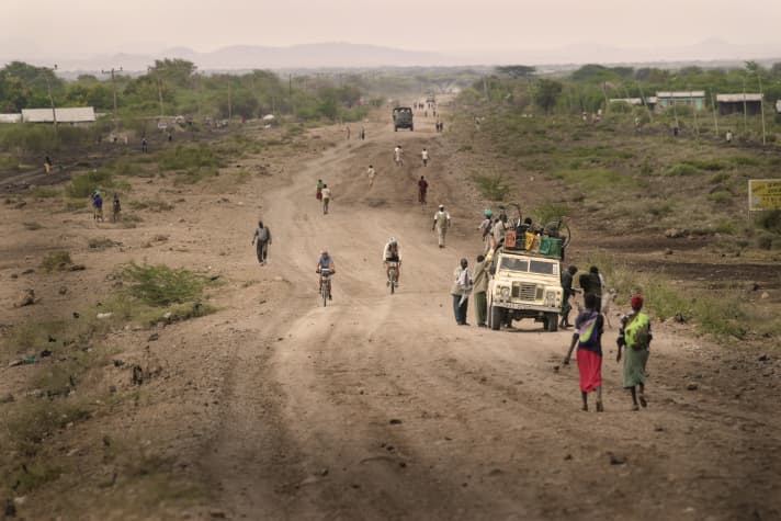 Wie hier in Kenia, müssen sich die Teilnehmer der über 9000 Kilometer langen Tour d’Afrique auf viele unbefestigte Wege einstellen.