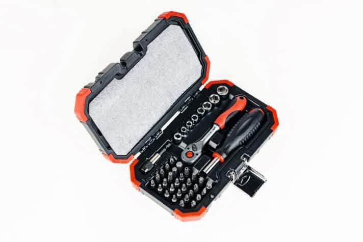 In der „Red“-Serie von Gedore bildet ein klassischer Bit-Satz die zentralen Werkzeuge, bestehend aus einer Umschaltknarre mit 1/4-Zoll-Vierkant und einem magnetischen Bit-Schraubendreher mit Sechskantaufnahme, einschließlich eines Adapters.