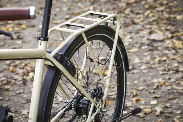 Der fest integrierte Gepäckträger darf mit bis zu 40 Kilogramm belastet werden. Das ist ein Wort!