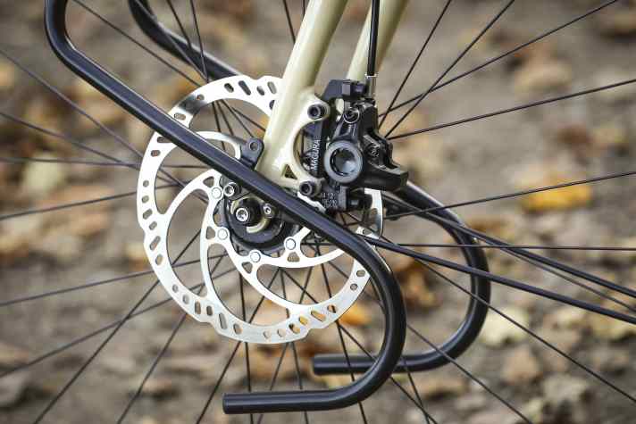 The Magura brakes disappointed us: the solid caliper probably has a decent bite, but the brakes could hardly be applied properly and therefore lacked power.