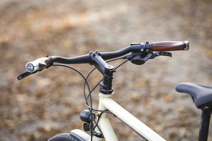 Das deutlich gekröpfte Cockpit mit Griffen in Lederoptik von Ergon sorgt für viel Komfort.