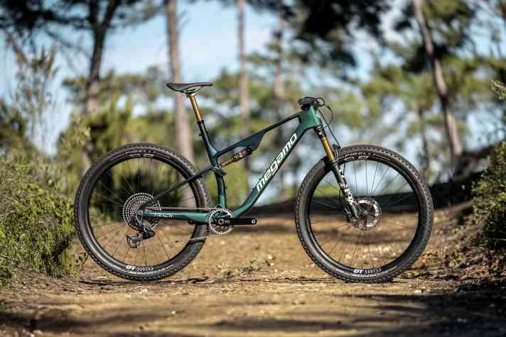 Mit Flex-Pivot-Hinterbau und Dämpfer unter dem Oberrohr ist das Megamo Track 2025 unweigerlich als modernes Cross Country-Bike zu erkennen.