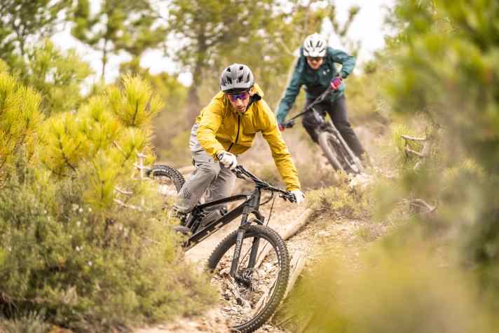 Downhill, the pronounced playfulness dominates the riding impression. The firm rear end offers plenty of support for jumping off off-road edges or pushing through berms. The wheelbase is extremely short. Coupled with the low front end, the YT Izzo steers precisely and nimbly through tight bends.