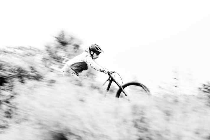 Topf samt passendem Deckel: Tester Laurin (im Bild) liebt die verspielte Seite von Trailbikes. Deshalb weiß er die Qualitäten des YT Izzo zu schätzen und offensichtlich auch damit umzugehen - trotz der in die Jahre 
gekommenen Geometrie.