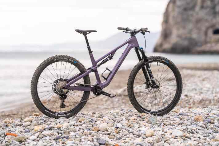 For just 3099 euros, the Koblenz-based company sends by far the cheapest bike in the comparison - including a full carbon frame, mind you.