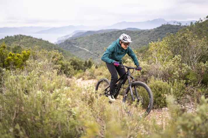 Fortunately, the YT has particularly grippy tyres. What the rear end lacks in traction on loose surfaces is made up for by the Maxxis Minion DHR II tyres at the front and rear.