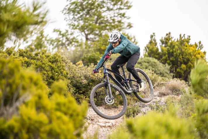 Schroffe Felsen, steile Hänge und loses Geröll - die Testbedingungen in Finale Ligure stellen rigorose Anforderungen an die Fahrqualitäten der Testbikes. Unter diesen Bedingungen fühlte sich Testleiter Peter Nilges (im Bild) auf dem GT am wohlsten.
