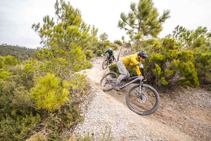 The combination of moderate reach and high front end places the rider upright and safely behind the cockpit. Add to that the long chainstays, with which the Canyon also keeps the safety factor high in terms of geometry.