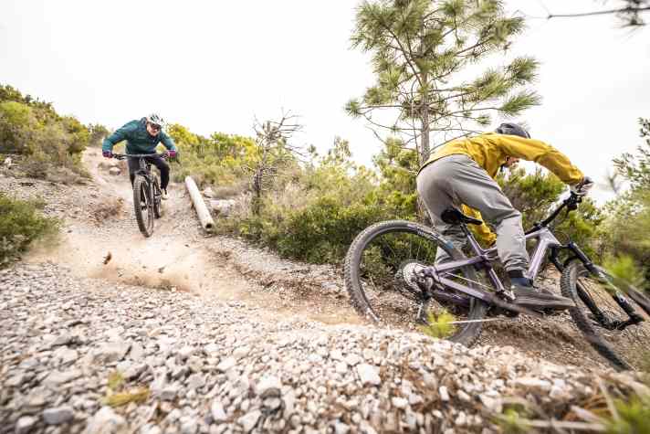 The Fox suspension elements set the benchmark in this test in terms of responsiveness, comfort and absorption. No suspension tames tricky terrain as confidently as the Canyon Neuron. The GT (pictured left) struggles to keep up despite its outstanding handling.