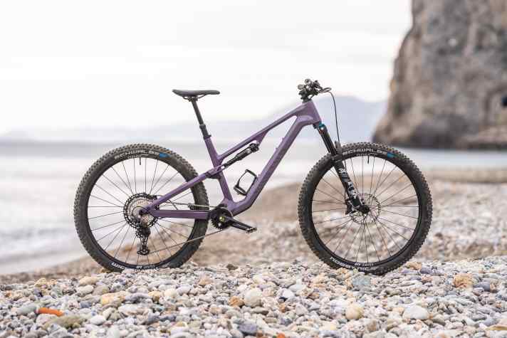 As a classic trail bike with a carbon frame, the Canyon Neuron can also be seen in the weight rating in favourable equipment variants.