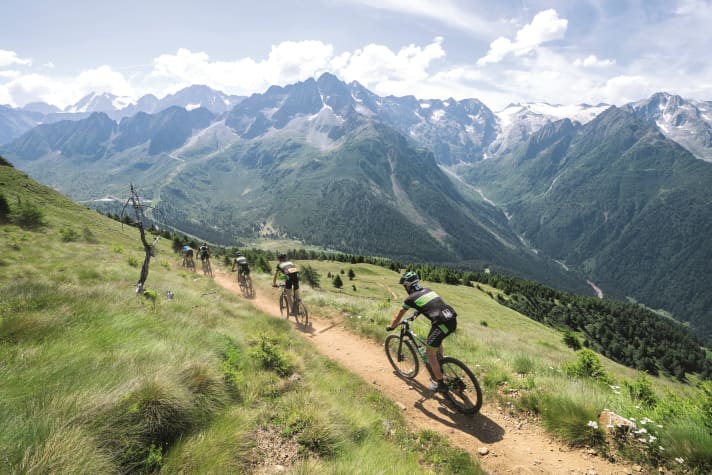 Die BIKE Transalp ist ein absoluter Klassiker unter den großen Marathon-Etappenrennen und wird 2024 bereits zum 26. Mal ausgetragen.