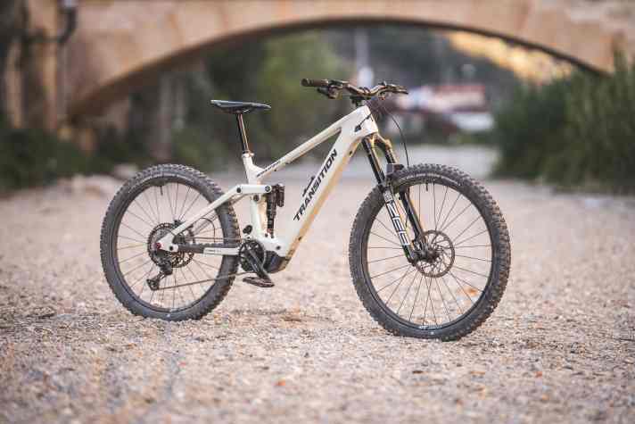 The permanently installed 600 Wh battery enables the simple and slim design language of the Transition. In terms of control and modulation, the 5th generation Bosch Performance Line CX motor holds all the trump cards on technical uphills.