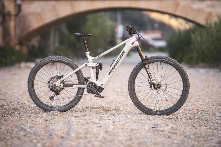 Die Kategorie E-All-Mountain ist breit aufgestellt. Je nach Rahmengeometrie, Federweg und Komponenten finden sich hier sportliche E-Trailbikes, komfortable Touren-E-MTBs und potente E-All-Mountains für anspruchsvolles alpines Terrain.