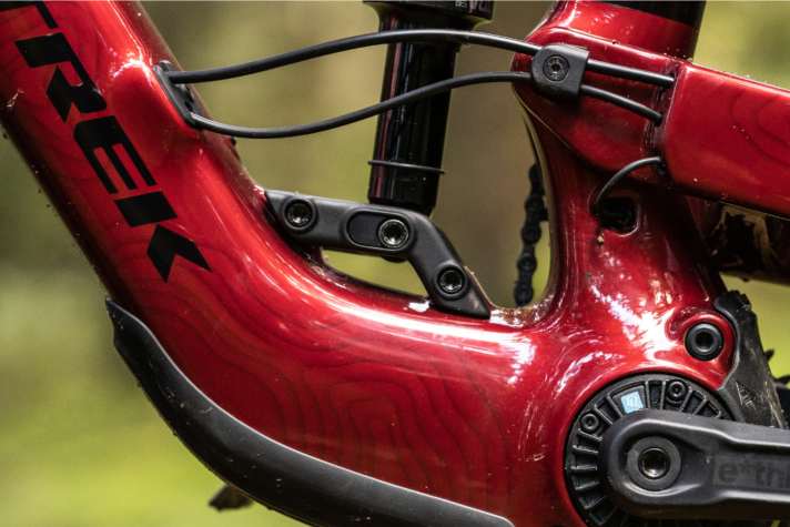 The progression of the rear suspension can be adjusted via this flip chip. Even in the more progressive setting, the rear is not too stingy with the travel.