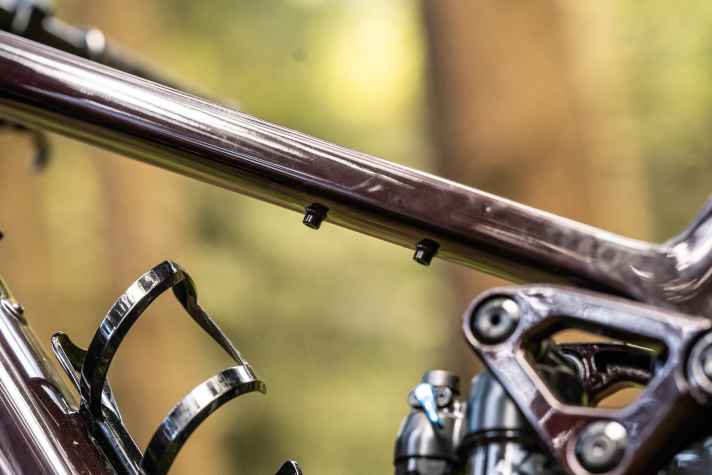 A tool mount under the top tube creates space for accessories on the bike.