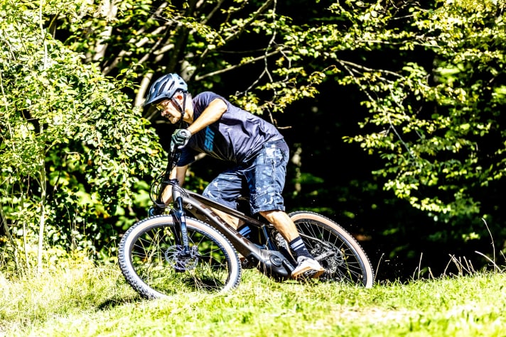 Requires an active riding style in tight bends: the long geometry of the Trek is designed for riding safety rather than manoeuvrability.