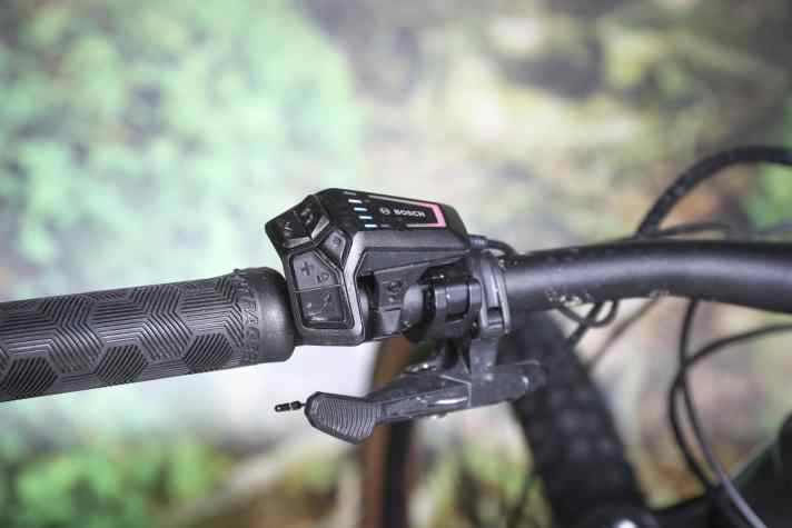 Trek verzichtet in dieser Preisklasse auf ein Display und stattet das Rail 7 nur mit der LED Remote von Bosch aus. Die zeigt Akku-Stand und Unterstützungsstufe über farbige LEDs an. Ein Kiox-Display kann theoretisch nachgerüstet werden.