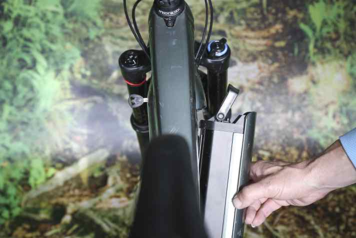 The 625 watt-hour battery can be conveniently folded out to the side and even has a comfortable handle.