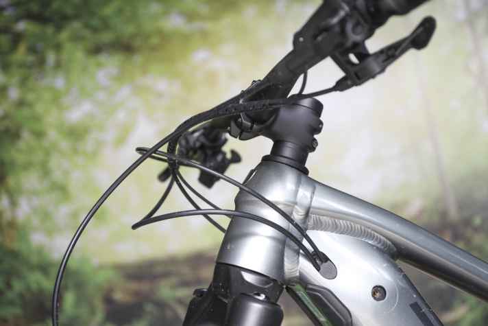 Der organisch geformte Alu-Rahmen setzt auf klassische Zugverlegung durch den Rahmen. Der Verzicht auf Integration durch den Steuersatz erleichtert Wartungsarbeiten am Cockpit.