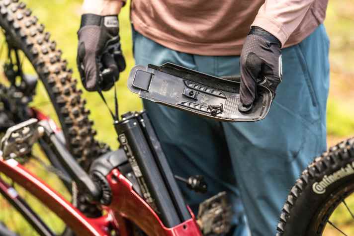 The 580 watt-hour battery is fixed in place with two screws and can be pulled downwards out of the frame.