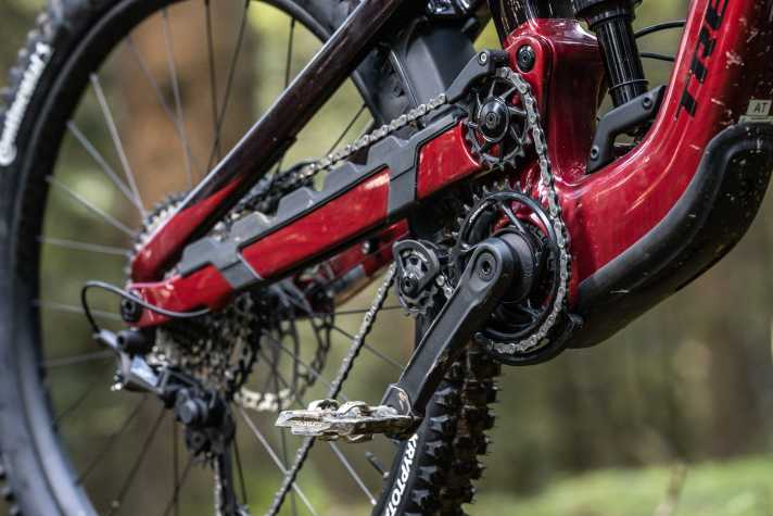 The Slash is characterised by the striking high-pivot design of the rear triangle.