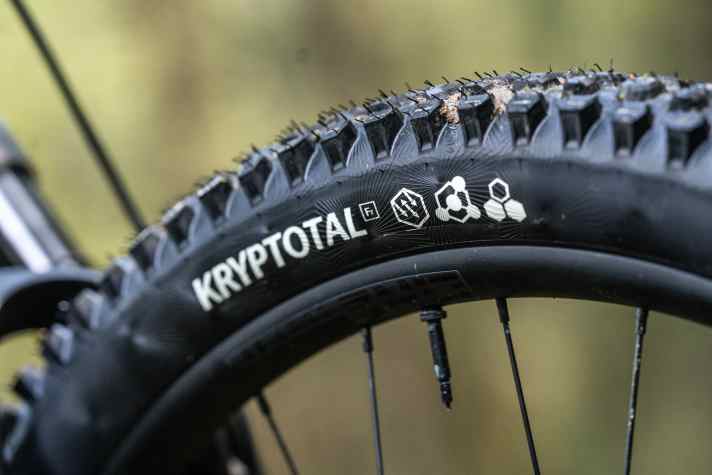 The successful Conti tyre combination is not part of the standard equipment. The weak Bontrager tyres had to make way in order to realistically assess the potential of the Slash+.