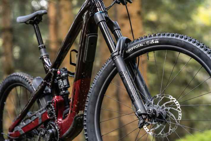 The Fox 38 Rythm with simple FIT damping can't keep up with the powerful rear end. The second noticeable weakness in the spec of the Trek Slash+ 9.7.
