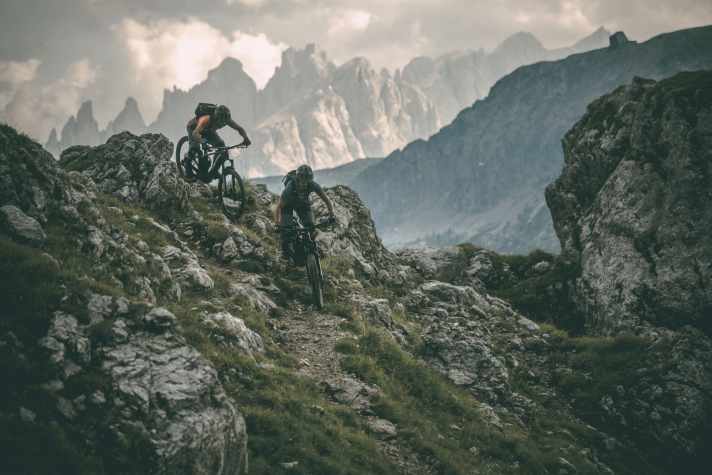 The hunting ground of the Trek Rail+ Gen 5: demanding, alpine terrain. Thanks to the 800 battery and optional range extender, extra-long big mountain tours are possible.