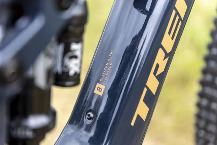 The aluminium frame adds a few extra pounds to the Fuel EXe. Unfortunately, we were unable to find out exactly how much extra weight the Trek Fuel EXe alloy chassis has.