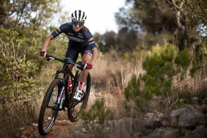 Retractable dropper posts, wide handlebars, 120 millimetres of travel and progressive geometry on the Trek Procaliber Gen3 should also keep you grinning on the descents.