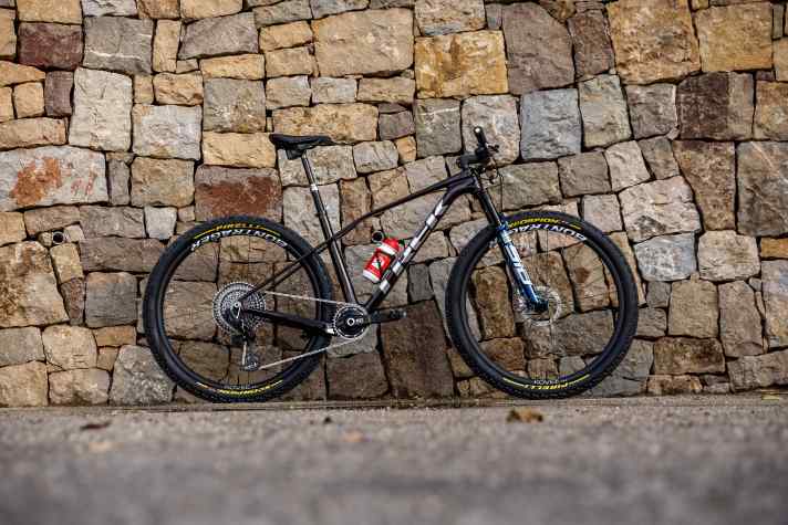 Schneller dank weniger Ermüdung: Das verspricht das neue Race-Hardtail Trek Procaliber Carbon in seiner dritten Generation.