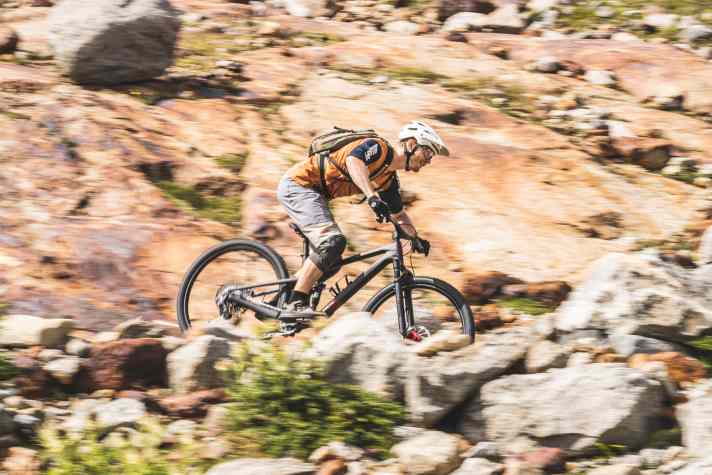 Good for the play instinct rating: In combination with the compact riding position, the bike invites you to play on tame terrain and reacts willingly to the rider's impulses.