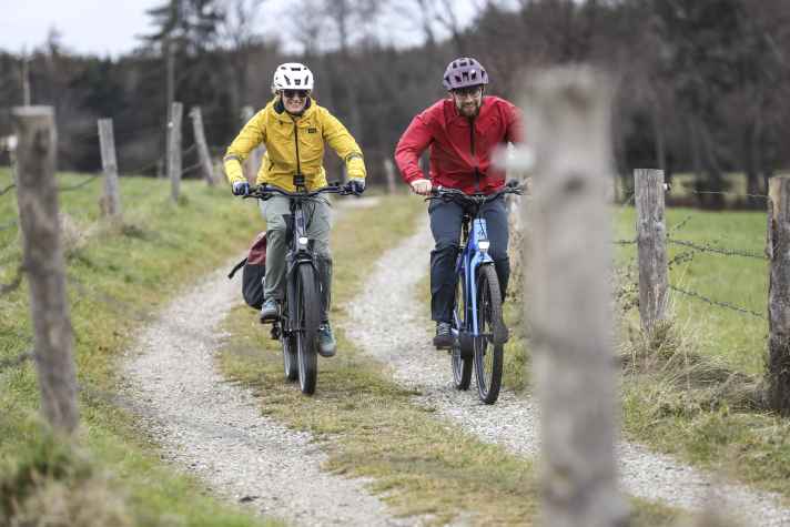Riding on an unpaved dirt track? No problem with modern trekking bikes.