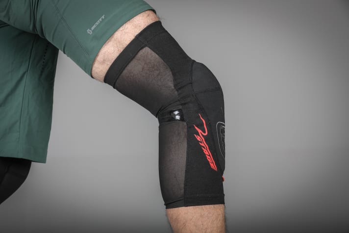 Schmeichelt dem Knie: der Troy Lee ist einer der komfortabelsten Schoner im Test