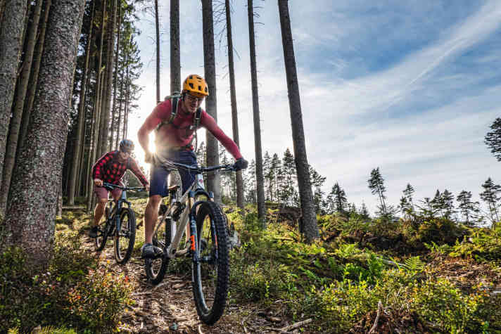 In Tschechien kosten auch die Schnellstraßen zwischen den gefeierten Trailparks Maut. Aber wer mit dem E-Auto anreist, zahlt nichts!
