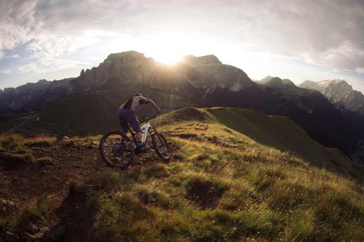 Trail entry with Ridgeline towards the super panorama: the Tutti Frutti in the Dolomites.