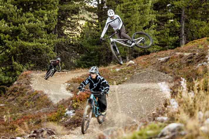 Wie künftig besonders stylisch auf dem neuen Goldsee-Trail unterwegs sein? Die Senders Academy von Elias Schwärzler wird es euch am 15. Juni zeigen.