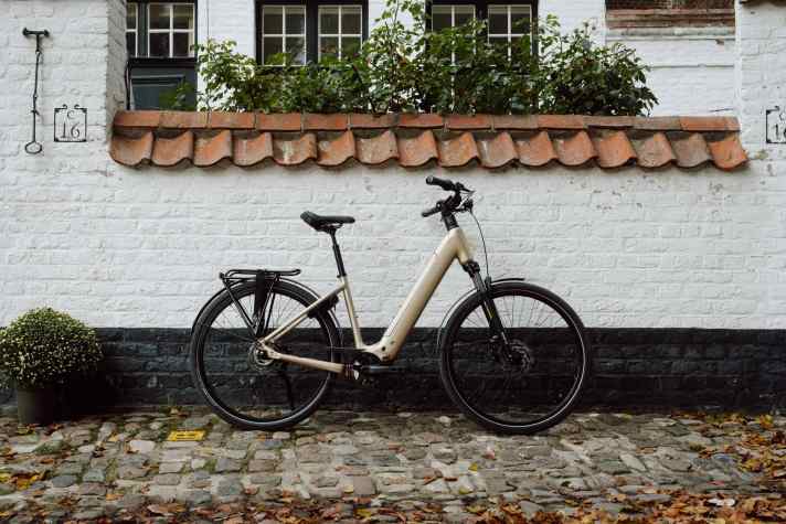 Jedes Atom+ NX verlässt das Werk mit umfangreicher Ausstattung: Schutzbleche, Gepäckträger, Beleuchtung vorne und hinten, Seitenständer und Abus-Schloss gehören zum Lieferumfang.