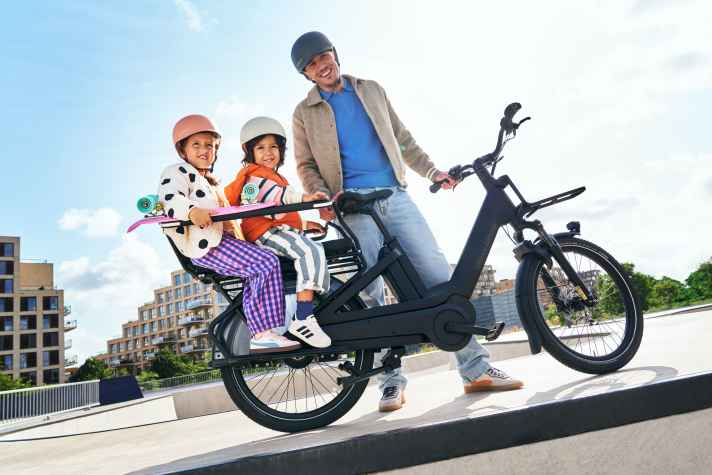 Familientaxi: zwei Kinder oder bis zu 80 Kilo Zuladung verträgt der Heckträger des Urban Arrow Breeze.