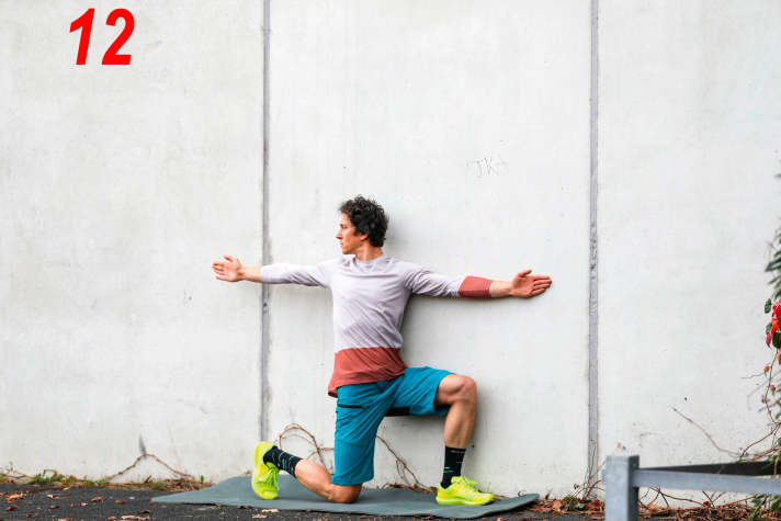 More mobility - exercises for the shoulders and thoracic spine: twisting up in a kneeling position